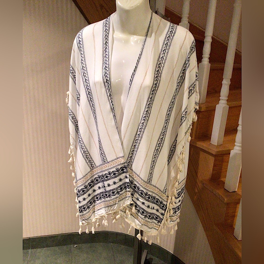 🛍3 for $30🛍Bluenotes Boho open with poncho with arm hole and tassel trim - Picture 1 of 3